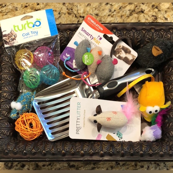 8 New Various Cat Toys & A Pretty Litter Scoop - Picture 1 of 8